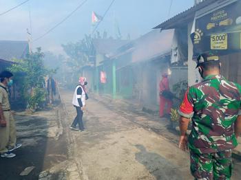 Cegah Demam Berdarah, Babinsa Sriwedari Dampingi Fogging