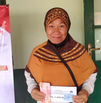 Senyum Yu Sarwi Kala Menerima BTPKLW TNI