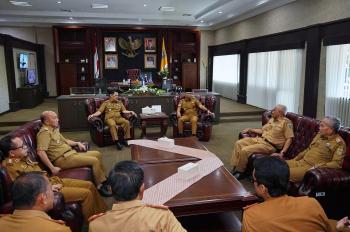 Hari Pertama Masuk Kantor, Gubernur Rahmat Mirzani Disambut Sejumlah Kepala Perangkat Daerah   