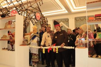 Gubernur Arinal Djunaidi dan Ketua Dekranasda Provinsi Lampung Membuka Pameran Lampung Craft Ke-4 Tahun 2023