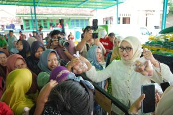 Wagub Jihan Nurlela Tinjau Pasar Murah PW Muslimat NU di Natar, Bantu Warga Dapatkan Kebutuhan Pokok