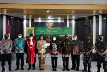 Bupati Dr Hj Winarti, SE.,MH. Hadiri Pelantikan Ketua Pengadilan Negeri MenggalaÂ 