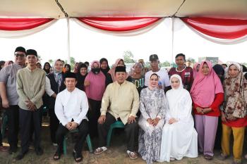 Safari Ramadhan di Pringsewu, Gubernur Arinal Bagikan Bantuan Sembako dan Kursi Roda 