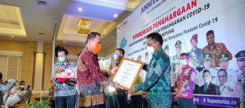 Sukses Tangani Dampak COVID-19, Bupati Lampung Selatan Terima Penghargaan dari Kupas Tuntas  Â 