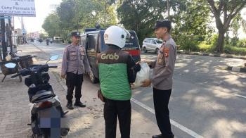 Polres Metro Jalin Silaturahmi dengan Ponpes Roudlatul Qur’an dan Serahkan Bansos untuk Driver Ojol-Warga