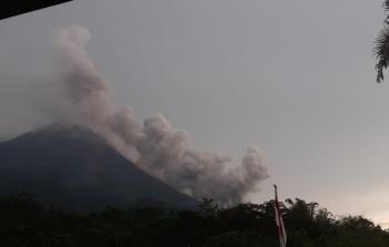 Batuk Lagi, Gunung Merapi Kembali Keluarkan Awan Panas 