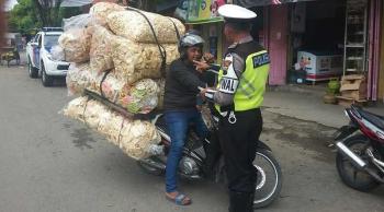 Awas ! Motor dengan Barang Bawaan Berlebih Bisa Dikenakan Sanksi Lo