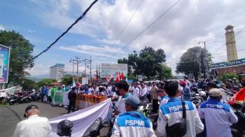 Ratusan Buruh Gelar Aksi Damai di Pintu Masuk Kantor DPRD Provinsi LampungÂ 