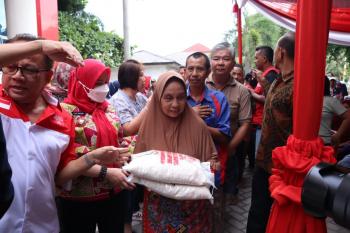 INTI Lampung Bersama Pemkot Bandar Lampung Berikan Bantuan Beras Kepada MasyarakatÂ 