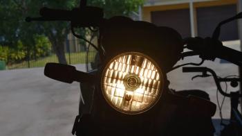 Alasan Kenapa Lampu Kuning Lebih Baik Dibandingkan Lampu Putih Saat Hujan 