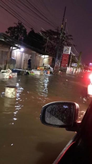 Breaking News: Banjir di Pom Bensin Nunyai, Arus Lalu Lintas MacetÂ 
