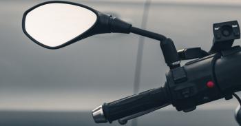 Kenapa Spion Bawaan Motor Pasti Berukuran Lebar?   