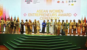 Designer Asal Lampung Rita Anomsari Raih Penghargaan Bergengsi Dalam Ajang Asean Women Entrepreneur Network di Cambodia   