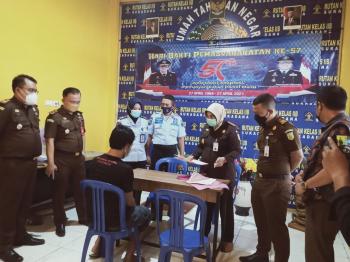 Curi Getah Karet untuk Beli Susu Anak,  Akhirnya Terdakwa Dibebaskan Tanpa Syarat