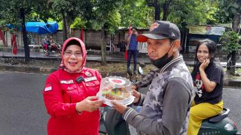 Peringati HUT ke-53, DPD PDIP Lampung Berbagi Tumpeng ke Ojol dan Pedagang