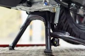 Standar Dua Yang Digunakan Ketika Hendak Memarkirkan Motor
