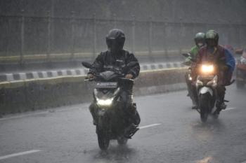 Cuaca Tak Menentu, Simak Nih Tips Cari Aman Saat Berkendara dari Astra Motor Imam Bonjol