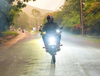 Tips Berkendara Aman Saat Cuaca Tidak Menentu di Bandar Lampung