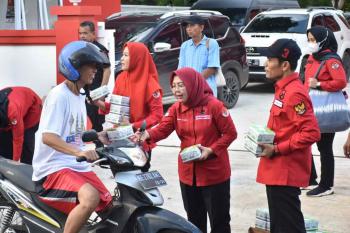 Bagikan Takjil Kepada Warga, PDIP Lampung Tebar Semangat Berbagi Kepada SesamaÂ 