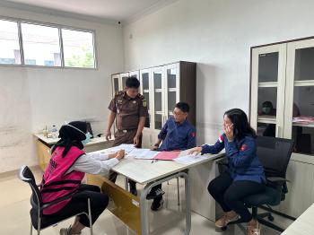 Kejati Lampung Serahkan Tersangka Korupsi Dana Nasabah BRI Pringsewu ke Kejari