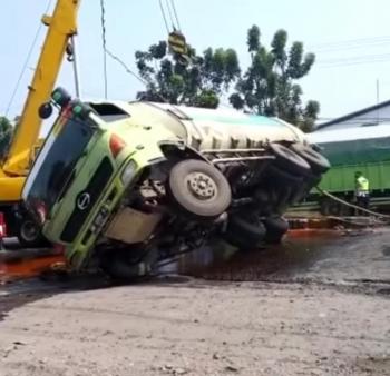 Truk Tangki Berisi Minyak Sawit Terguling Di Bypass Jalan Soekarno-Hatta