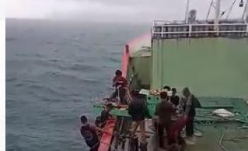 Hanyutkan Kepala Kerbau ke Laut, Berharap Korban ABK KM EMJ 7 Segera Ditemukan