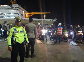 Polisi Beri Pengawalan Kepada Pemudik Motor yang Tiba di Bandar Lampung 