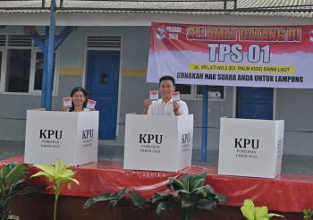 Hartarto Lojaya Bersama Istri Nyoblos di TPS 01 Rawa Laut Bandar Lampung