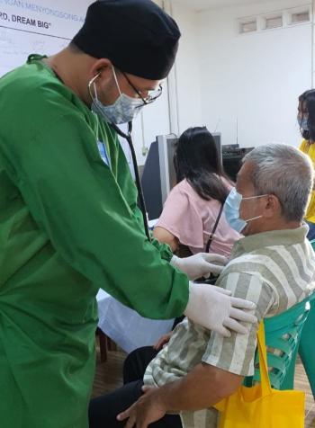 Seorang Kakek Menangis terharu mendapatkan Vaksin yang diselenggarakan PSMTI dan Polda Lampung
