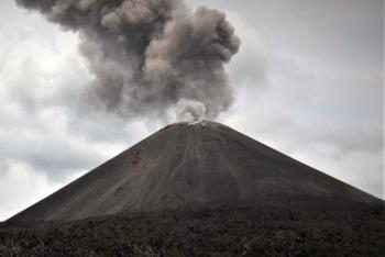 Gunung Anak Krakatau Berstatus Waspada, Kepala Pos Imbau Warga Jaga Jarak 2 km