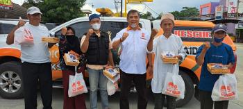 Anggota DPR RI Junaidi Auly Berbagi Sembako Dengan Warga Terbanggi Besar 