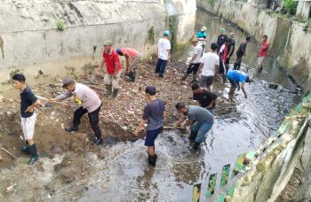 Cegah Banjir, Polsek Bumi Waras Bersama Warga Gelar Aksi Bersih Sungai