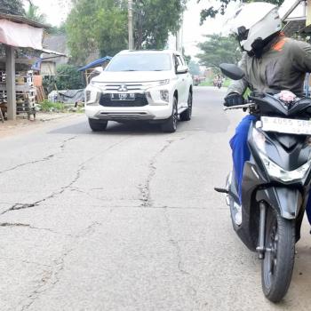 Pemotor Tetap Harus #Cari_Aman di Musim Hujan Dan Jangan Asal Berhenti Di Pinggir Jalan