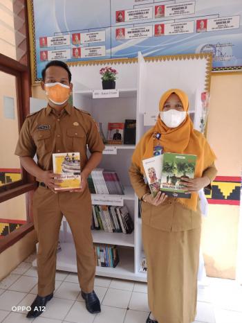 Selamatkan Minat Baca, Karang Taruna Berkarya Berikan 38 Buku Ke Pojok Literasi Kecamatan Tuba-Tengah.