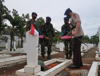  Brimob Lampung Ziarah Makam Pahlawan Sambut HUT ke -76 Korps Brimob Polri