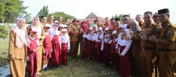 Bupati Nanang Ermanto Ajak Anak Anak SDN 3 Way Urang Tanam Cabai dan Bawang di Kebun EdukasiÂ 