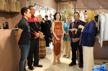 Buka Mini Exhibition Tapis di Legian Bali, Riana Sari Arinal Makin Yakin Tapis Lampung â€œNaik Kelasâ€