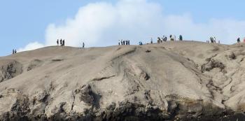 Viral Wisatawan Naik Lereng Gunung Anak Krakatau, Petugas Tegaskan Radius 5 Km Masih Terlarang