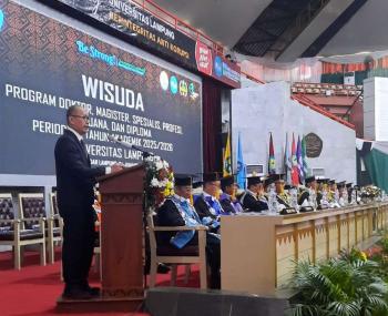 Ajak Wisudawan Unila Jaga Integritas, Kepala Kejari Tanggamus Memberikan Sambutan Pada Wisuda Periode III Tahun Akademik 2025/2026