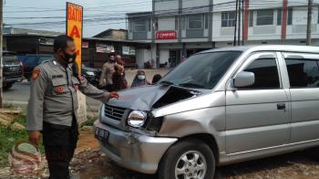 Sempat Terjadi Cek-Cok, Mobil Mitsubish Kuda Tabrak Angkot Saat Mengambil Penumpang