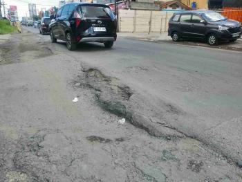 Jalan Bergelombang dan Berlubang Bahayakan Pengendara 