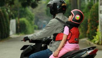 Cara Aman Bonceng Anak Naik Motor Agar Selamat Sampai Tujuan 