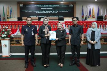Pemprov Lampung Serahkan Dokumen Raperda Perubahan APBD Tahun Anggaran 2025 kepada DPRD Lampung