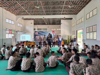 Safety Riding Goes to School Honda Jaya Motor Sambangi SMK 1 Muhammadiyah Kalirejo, Lampung Tengah   