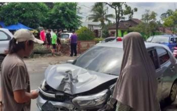Duar! Diduga Pecah Ban, Â Mobil Hantam Pohon dan Pembatas Jalan