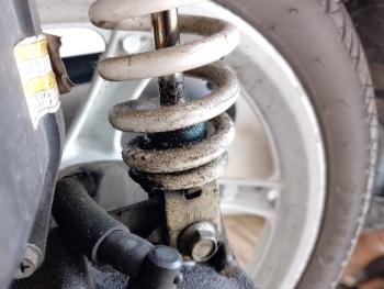 Jarang Cuci Motor Bisa Percepat Kebocoran Sokbreker Depan   