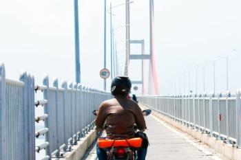 Hal Yang Dilarang Saat Berkendara Melewati Jembatan