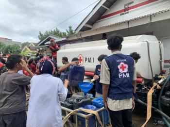 Banjir Terjang Kecamatan Panjang Lampung, BPBD dan PMI Dirikan Dapur Umum dan Salurkan Air Bersih