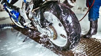 Hindari Mencuci Motor Dalam Keadaan Mesin Panas   