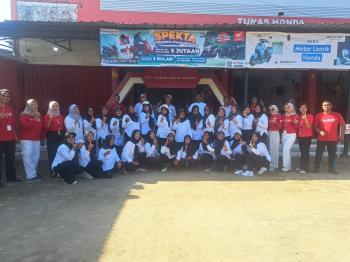Senam Sehat Bersama Masyarakat dan Pelanggan di TDM Purbolinggo -l